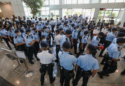 Agentes de policía en el vestíbulo de la sede del Apple Daily en Hong Kong, este jueves.