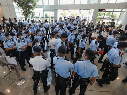 Agentes de policía en el vestíbulo de la sede del Apple Daily en Hong Kong, este jueves.