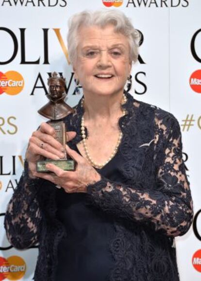 Angela Lansbury, con su galard&oacute;n a la mejor secundaria.