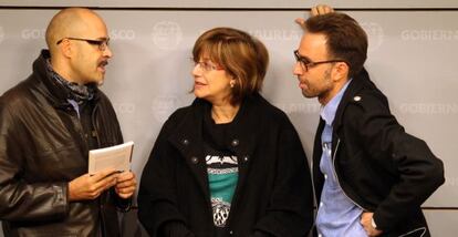 Desde la izquierda, Juan Carlos Márquez; la consejera de Cultura en funciones, Blanca Urgell, y Harkaitz Cano, en Bilbao.