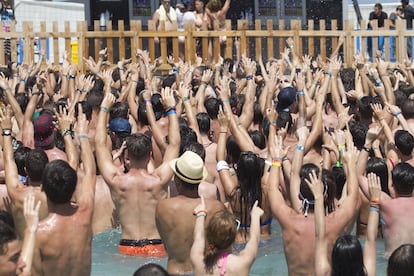 Asistentes levantan los brazos en el escenario Pool Stage del Arenal Sound 2016.