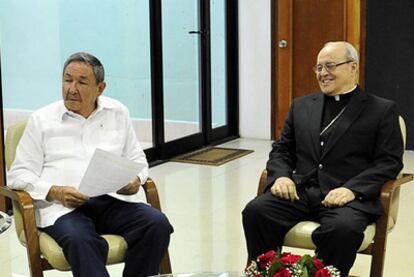 El presidente cubano, Raúl Castro, y el cardenal Jaime Ortega, durante una reunión en La Habana el pasado día 7.