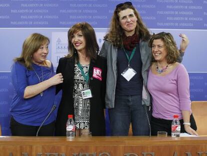 Mar Cambrollé, segunda por la izquierda, en la reunión de noviembre sobre la ley de transexualidad.