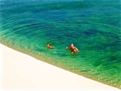 Las lagunas de agua dulce de los Lençóis Maranhenses son de intensos colores azul turquesa y verdoso.