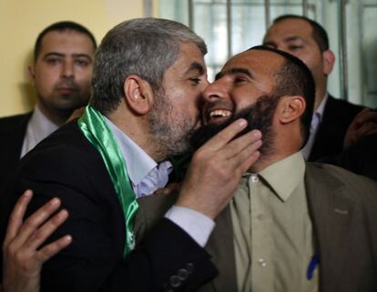 Meshal besa a Abed Al-Ghani, hijo del fundador de Hamás, el cheik Ahmed Yasin.