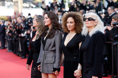Desde la derecha, Yael Fogiel, la directora Mona Achache, Marion Cotillard y la productora Laetitia Gonzalez posan juntas, antes de la presentación de 'Le Jeu de la reine', el 21 de mayo.

