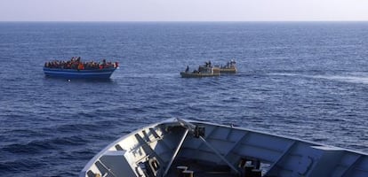 Lanchas neum&aacute;ticas de la marina italiana se acercan a un bote con inmigrantes. 