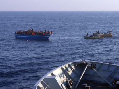 Lanchas neum&aacute;ticas de la marina italiana se acercan a un bote con inmigrantes. 
