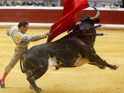 Enrique Ponce, en una tarde de toros en la plaza donostiarra de Illunbe.