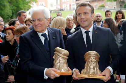 El presidente italiano, Sergio Mattarella (izquierda), y el francés, Emmanuel Macron, este jueves en la mansión de Clos-Lucé. 