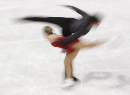 Julianne Seguin y Charlie Bilodeau de Canadá, durante la competición en el Gangneung Ice Arena, en los Juegos Olímpicos de Invierno de Pyeongchang (Corea del Sur).