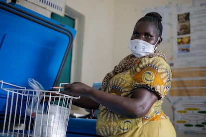 Elisabeth Abraham Loro, enfermera del Centro de Salud de Juba, en Sudán del Sur, a cargo de las vacunas contra la covid.