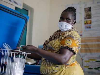 Elisabeth Abraham Loro, enfermera del Centro de Salud de Juba, en Sudán del Sur, a cargo de las vacunas contra la covid.