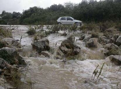 Tramo de la carretera Cálig-Peñíscola, a la altura del barranco de Les Tosses de Pandols, donde el sábado una mujer y sus tres hijos fueron arrastrados por las fuertes lluvias al tratar de huir de su vehículo.
