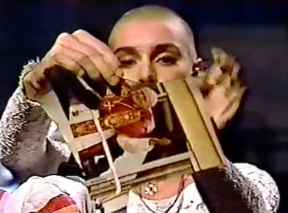 Sinéad O'Connor rompía una foto del papa Juan Pablo II durante su actuación en 'Saturday Night Live' el 3 de octubre de 1992.