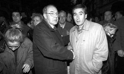 José Antonio Ardanza y Ramón Jáuregui, en una manifestación contra ETA en noviembre de 1996.