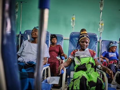 La paciente de cáncer de cuello útero, Aliyanesa Nkunye, durante una sesión de quimioterapia en el Hospital Central Queen’s Elizabeth en Malaui