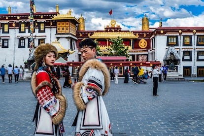 Una pareja china posa con trajes tradicionales en el templo de Jokhang.