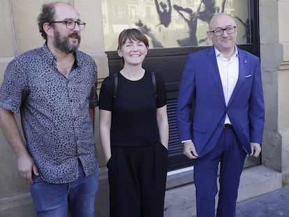 Borja Cobeaga, uno de los guionistas de la ceremonia de inauguración del festival; Nagore Aranburu, presentadora, y el director del certamen, José Luis Rebordinos, el pasado 20 de septiembre.