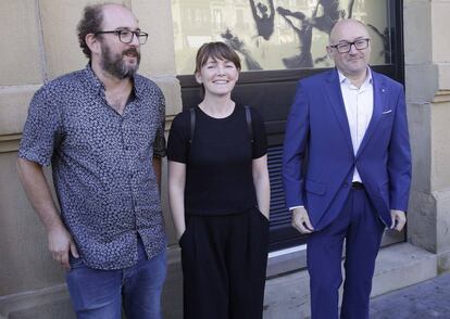 Borja Cobeaga, uno de los guionistas de la ceremonia de inauguración del festival; Nagore Aranburu, presentadora, y el director del certamen, José Luis Rebordinos, el pasado 20 de septiembre.