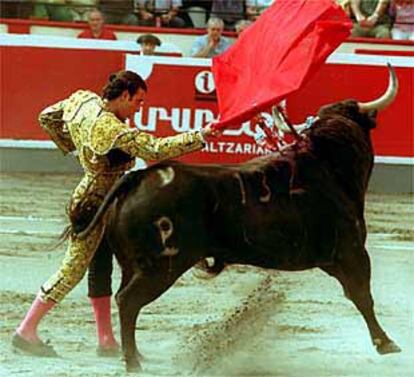 Finito de Córdoba, en un pase de pecho a uno de sus toros.