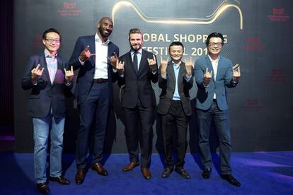Alibaba se gasta millones de euros en promoción para asegurar el éxito de su iniciativa. Este año, varias estrellas tanto locales como internacionales acompañaron a Jack Ma durante la gala televisiva que precedió el inicio del festín consumista. En la imagen, el Vicepresidente Ejecutivo del Grupo Alibaba, Joe Tsai, el exjugador de la NBA Kobe Bryant, el ex capitán del equipo de fútbol de Inglaterra, David Beckham, el Fundador y Presidente Ejecutivo de Alibaba, Jack Ma, y el Jefe de Marketing de la compañía, Chris Tung, posan para la foto durante el ensayo de la gala del Día del Soltero, en Shenzhen.