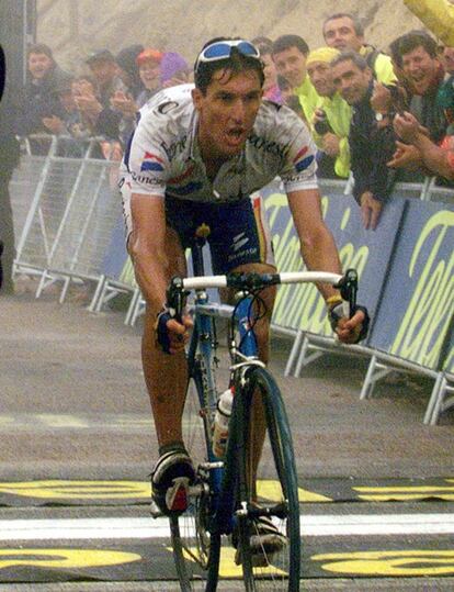 El primer ciclista que coronó el Angliru fue el Chava Jiménez, en 1999. El ciclista, fallecido en 2003, adelantó al ruso Pável Tonkov en los últimos metros de la ascensión.