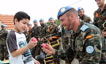 Soldados españoles de la misión de la ONU en Líbano, con un niño.