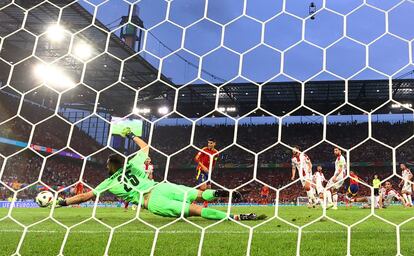 Rodri marca el primer gol de España ante Georgia.