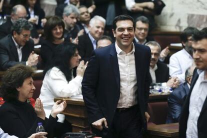 Tsipras, aplaudido por sus compañeros de filas en el Parlamento griego.