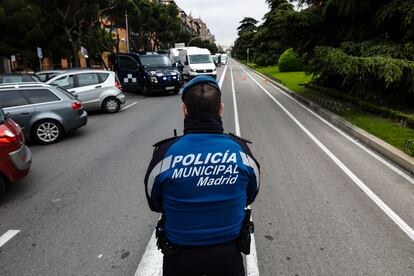 Un policía municipal realiza un control el pasado martes 12 en la calle de Toledo, de la capital.