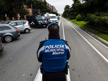 Un policía municipal realiza un control el pasado martes 12 en la calle de Toledo, de la capital.