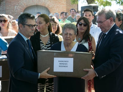 El ministro de la presidencia, Félix Bolaños, y el secretario de Estado de Memoria Democrática, Fernando Martínez, arropan el pasado agosto a familiares de víctimas del franquismo en el acto de entrega de restos de exhumados en el Valle de Cuelgamuros.