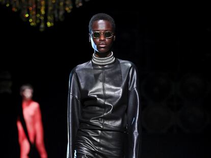 Cuero fluido, supermangas y tejidos ultracómodos: Sportmax no se olvida de los tiempos que vivimos