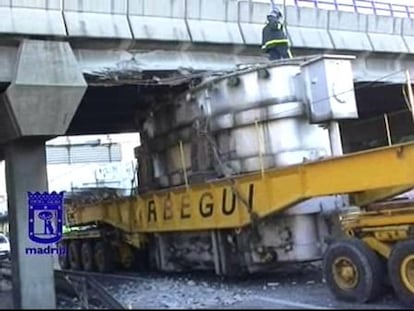 Un camión se queda atrapado en un puente y atasca la M 40
