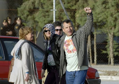 13/04/2011. El preso más antiguo de ETA, José María Sagarduy Moja, <i>Gatza</i>, ha salido esta mañana de la cárcel de Jaén II, tras 31 años. A las puertas de la prisión le esperaban varias decenas de personas entre miembros de la izquierda <i>abertzale</i> y seguidores de la Asociación Voces Contra el Terrorismo, mientras un centenar de agentes de la Guardia Civil vigilaban para que no se produjeran incidentes.