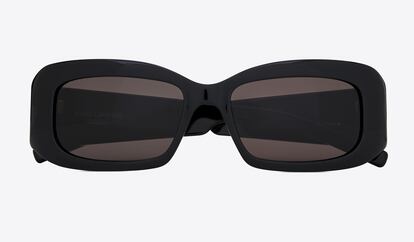 Si eres de las que prefieren apostar por piezas que no pasen de moda, quédate entonces con este diseño de gafas rectangulares de Saint Laurent de color negro. Versátiles y eternas. 265€