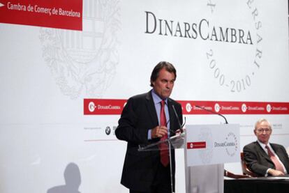 Artur Mas, junto a Miquel Valls, presidente de la Cámara de Comercio, en la conferencia de ayer.