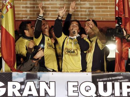 Los futbolistas del Alcorcón saludan a sus seguidores desde el balcón del Ayuntamiento.