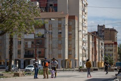 Una calle del Polígono Sur en Sevilla, con cables entre los edificios debido a los cortes de luz, el pasado abril.