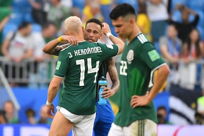 Neymar consuela a Javier Hernández al final de la ronda de octavos de final de la Copa Mundial Rusia entre Brasil y México, en el Samara Arena.