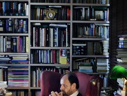 "Puedo pasarme horas aquí sentado. Es mi rincón para leer, pensar, imaginar adaptaciones, ver películas...", afirma José María Pou.
Foto: Carmen Secanella
