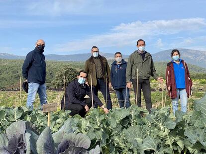 Los hermanos Sandoval, con científicos del IMIDRA.