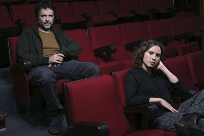 Valentina Viso, guionista de películas como 'María (y los demás)' y habitual colaboradora de la realizadora Mar Coll, firma junto a Diego Vega la historia que ha dado origen a la miniserie tragicómica 'Matar al padre'. 