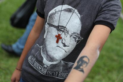 Un participante de los actos de canonización del beato salvadoreño Óscar Arnulfo Romero, en San Salvador (El Salvador).