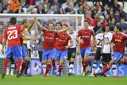 Lanzaro, que luego marcaría en propia puerta, celebra con los brazos abiertos el primer gol del Zaragoza.