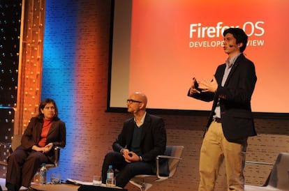 Javier Agüera presenta los nuevos móviles con Firefox.