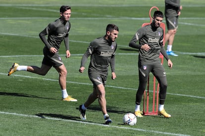 Saúl, Koke, en el centro, y Carrasco, durante el último entrenamiento del Atlético previo al partido de este domingo ante el Eibar que se disputará en el Wanda Metropolitano. / Kiko Huesca (EFE)