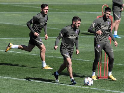 Saúl, Koke, en el centro, y Carrasco, durante el último entrenamiento del Atlético previo al partido de este domingo ante el Eibar que se disputará en el Wanda Metropolitano. / Kiko Huesca (EFE)