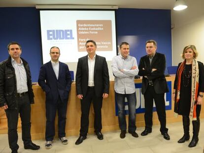 Desde la izquierda los alcaldes de Eibar, Miguel de los Toyos; Basauri, Andoni Busquet; Derio, Lander Aiarza, y Getxo, Imanol Landa, y la responsable de Transparencia de Bilbao, Isabel Garcés, en la sede de Eudel.